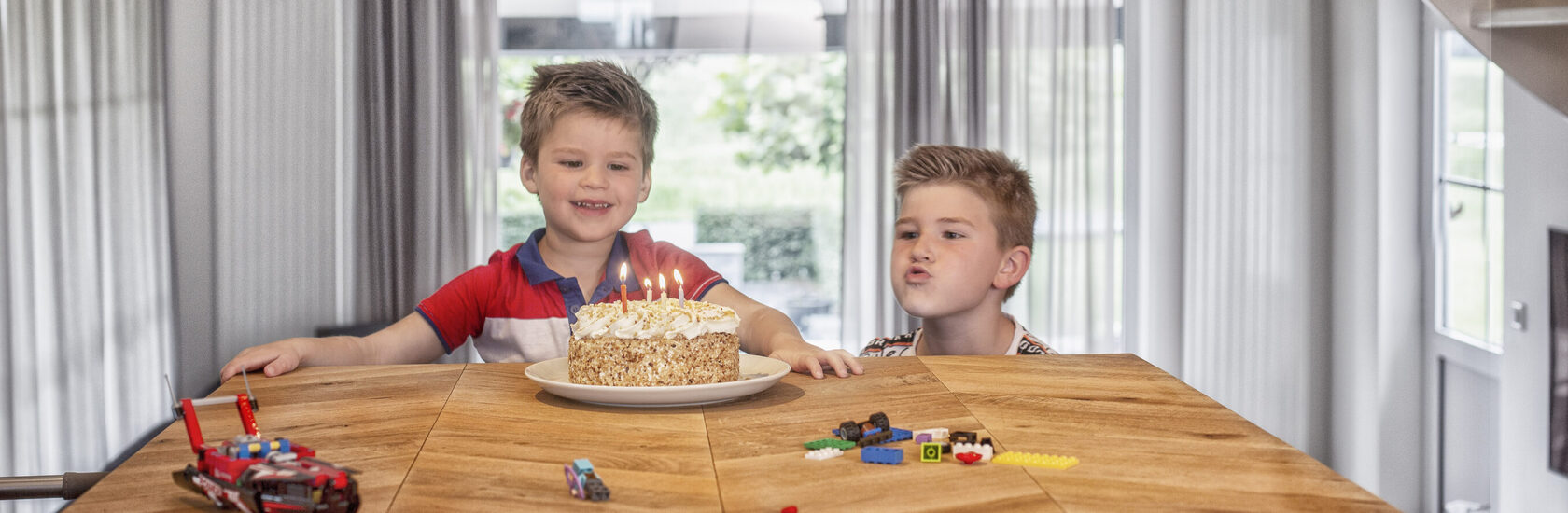 Kind met verjaardagtaart