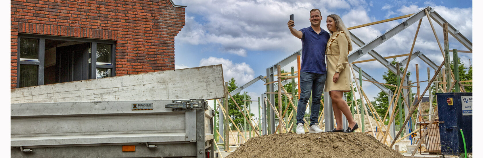 _60A3123 Danique en Bart selfie op berg 2