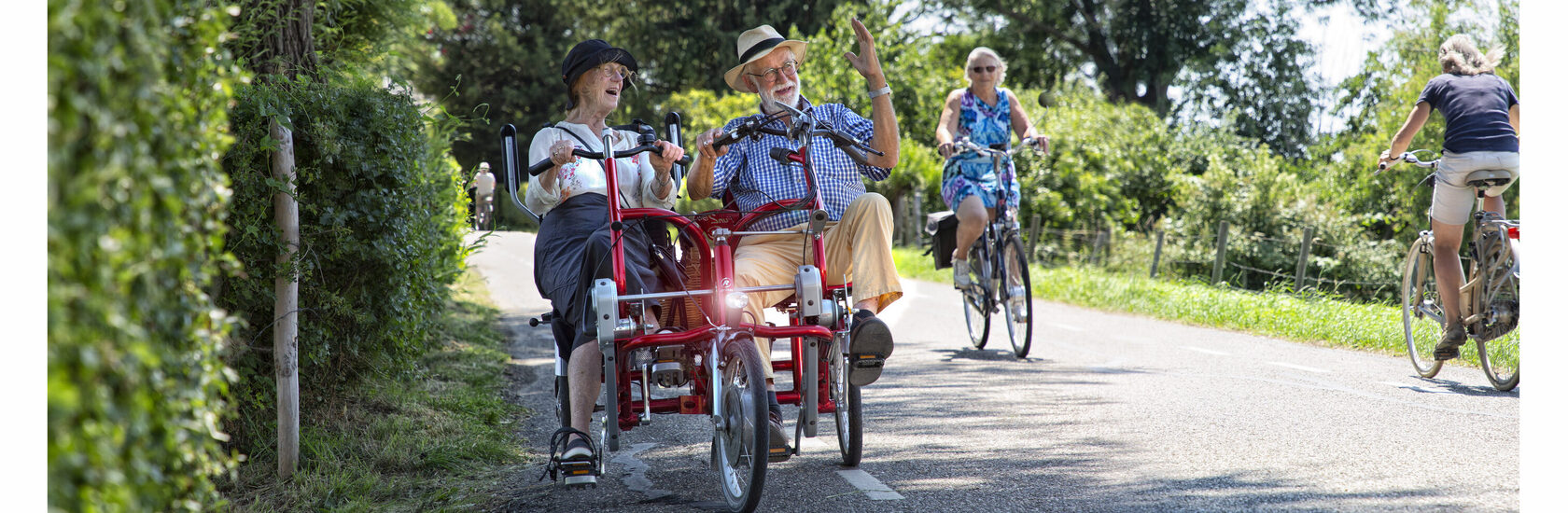 Piet en Annemarie op duofiets