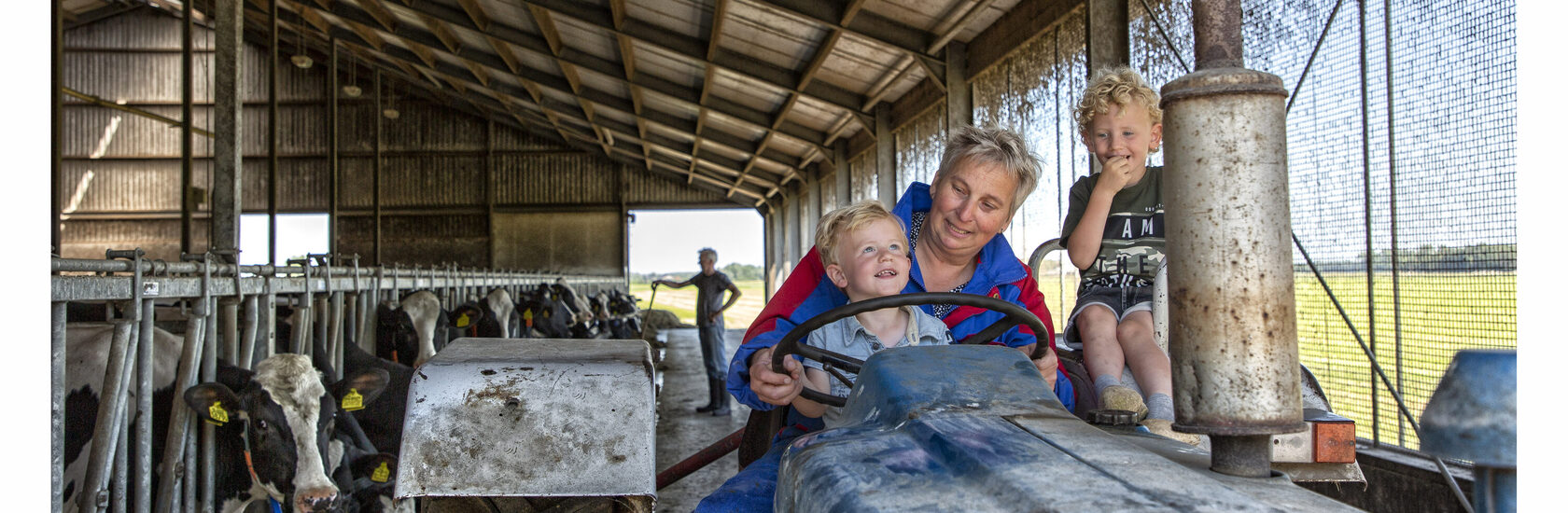 _60A5252 Irma met kinderen op trekker